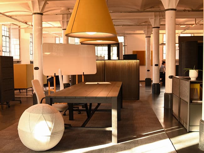 Open Space mit gelben Akzenten im futureoffice