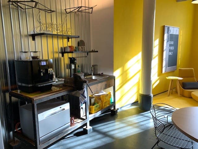 Offene Küche mit Kaffeemaschine und Tageslicht